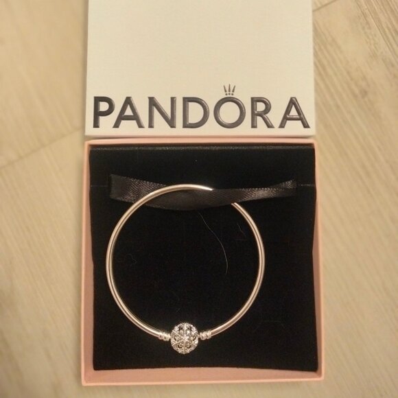 Pandora Moments Sparkling Snowflake Clasp Bangle - Picture 8 of 8